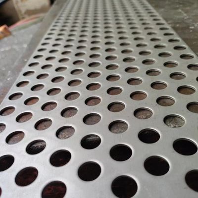 Perforiertes 304 Blatt Mikronloch 0,4 mm x 1000 x 2000 mm Edelstahlblech mit Mikroporisierung